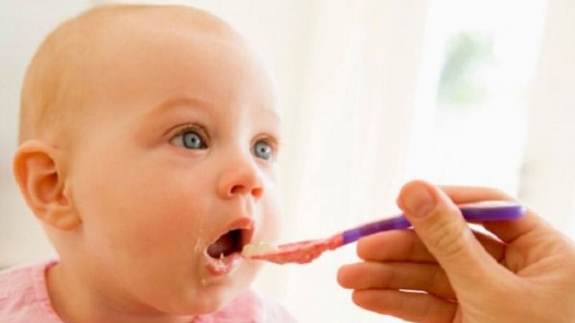«Πότε πρέπει να ξεκινήσει το μωρό μου να τρώει στέρεες τροφές;»