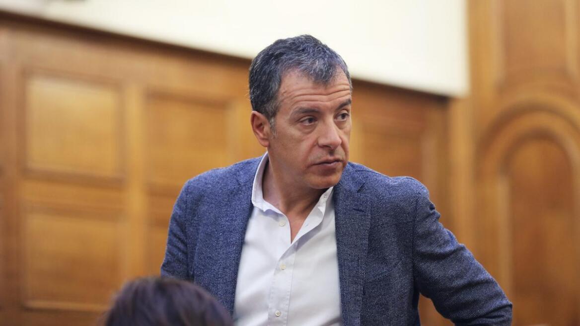 Θεοδωράκης: «Δεν είναι αντρίκεια πολιτική απόφαση το δημοψήφισμα»