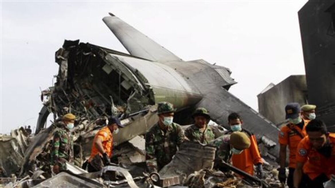 Ινδονησία: Τουλάχιστον 141 νεκροί στη συντριβή του στρατιωτικού αεροσκάφους