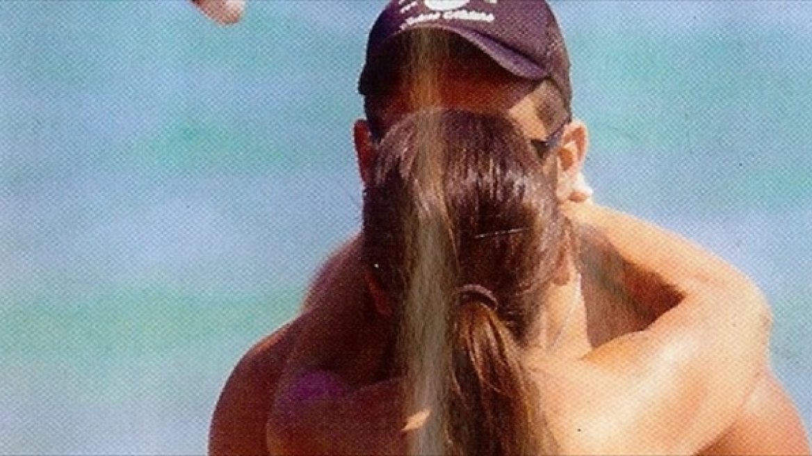 Νίνα Λοτσάρη: Φιλιά στην παραλία με το νέο της σύντροφο 
