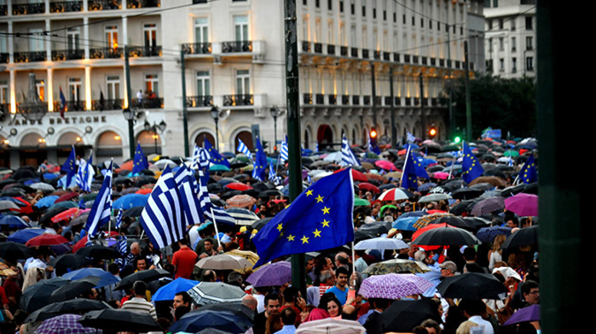 Μένουμε Ευρώπη: 30.000 κόσμου στο Σύνταγμα για το «ναι» παρά την καταιγίδα