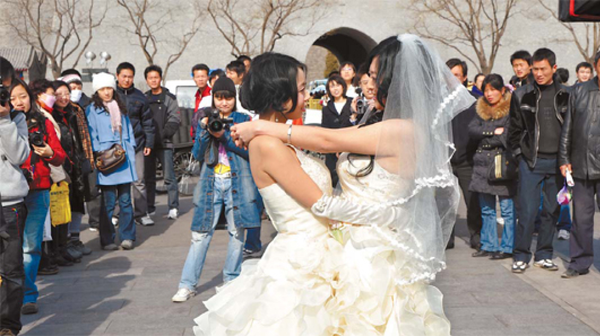 Κίνα: Ζευγάρι γυναικών παντρεύτηκε ανεπίσημα