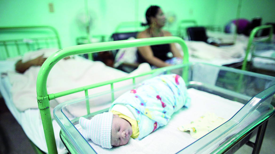 HIV: Πρώτη η Κούβα εξάλειψε την μετάδοση του ιού από μητέρα σε παιδί