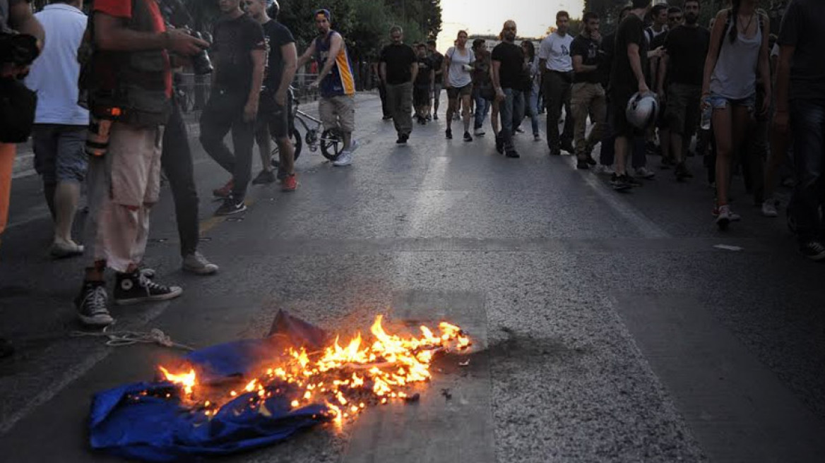 Αντιεξουσιαστές έκαψαν την σημαία της ΕΕ στο κέντρο της Αθήνας