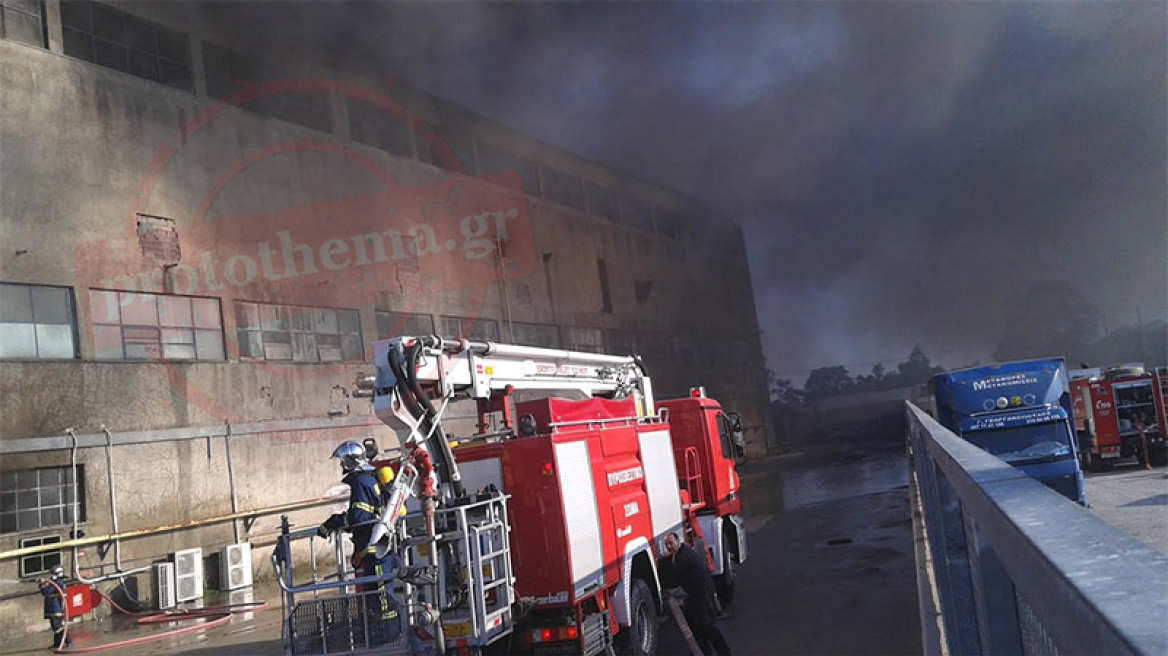 Υπό μερικό έλεγχο η φωτιά στο εργοστάσιο της Softex στην Ιερά Οδό