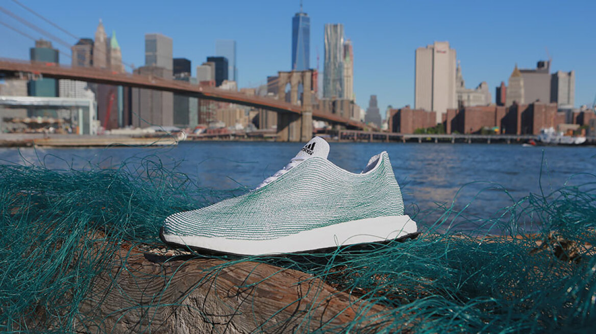 Από σκουπίδια που συλλέγονται από θάλασσες θα φτιάχνονται τα νέα παπούτσια της Adidas