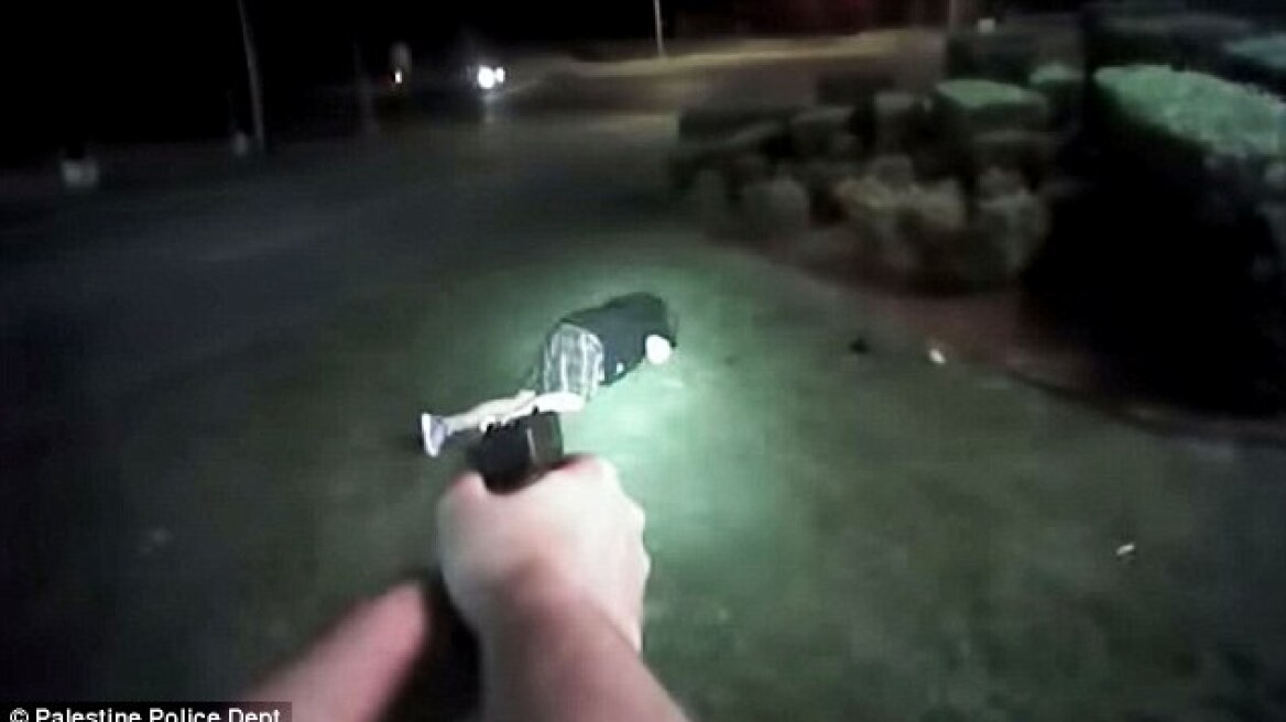 Σοκ στο Τέξας: Άνδρας τραβάει όπλο και οι αστυνομικοί τον σκοτώνουν!