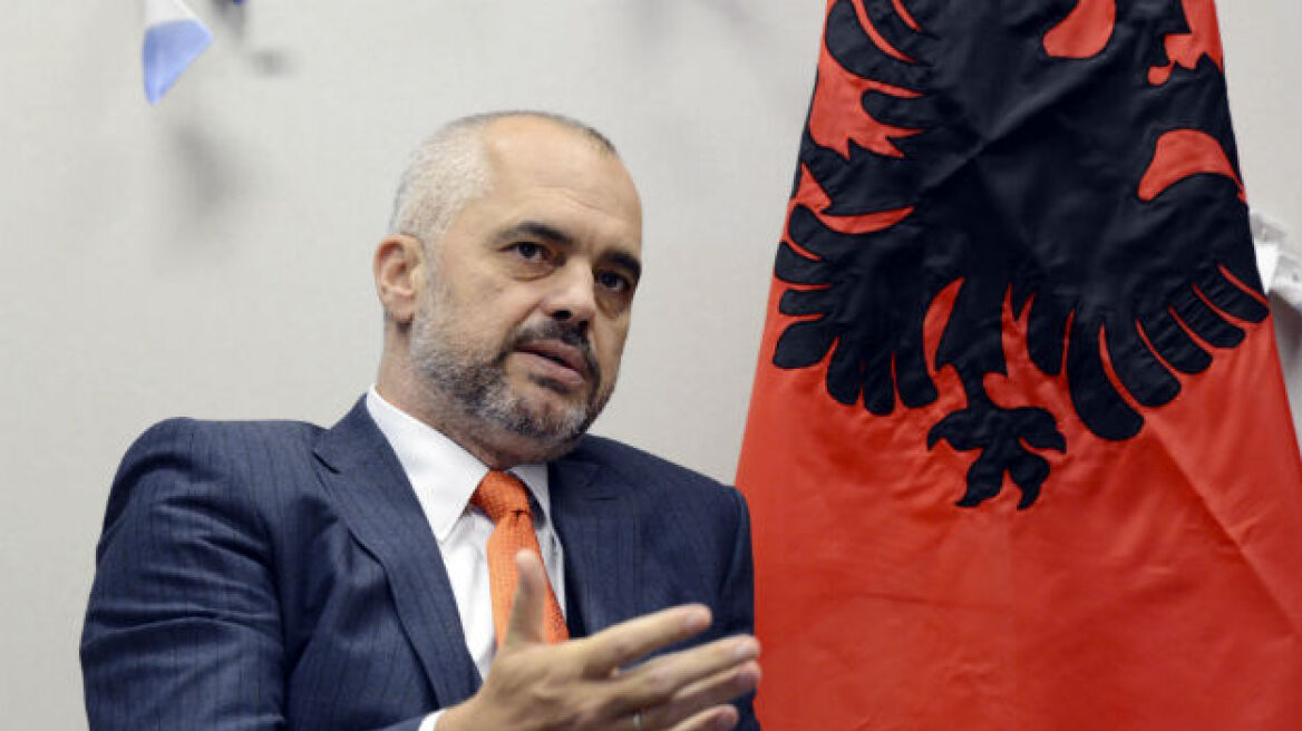 Μεταμεσονύχτιες βόλτες με ταξί κάνει ο Αλβανός πρωθυπουργός για να «πιάσει» τον παλμό της χώρας του
