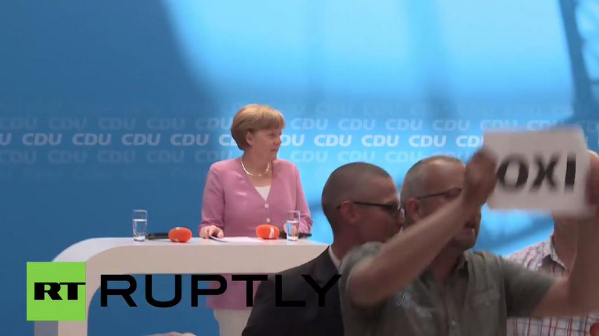 Βίντεο: Ακτιβιστές διέκοψαν ομιλία της Μέρκελ στο Βερολίνο