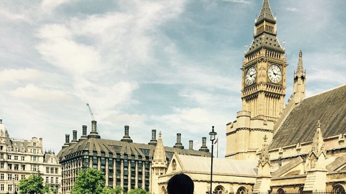 Βρετανία: Άνδρας έκανε βόλτες στο κέντρο του Λονδίνου τυλιγμένος με τη σημαία του Ισλαμικού Κράτους