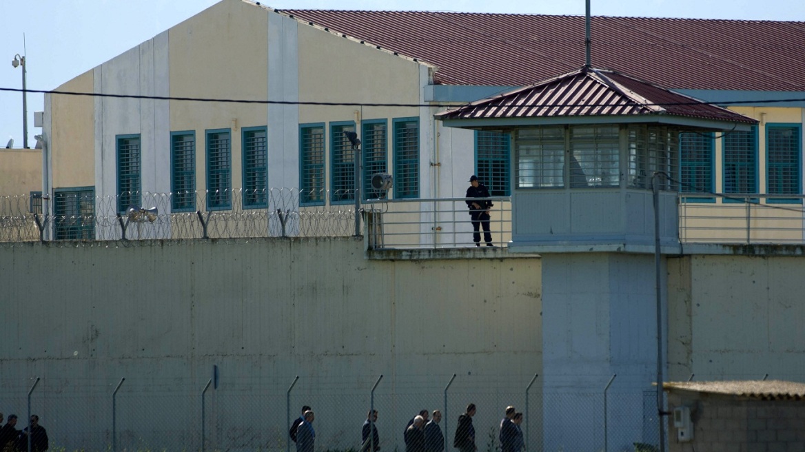 Τρίκαλα: Κρατούμενος μετέφερε κινητό στα απόκρυφά του!
