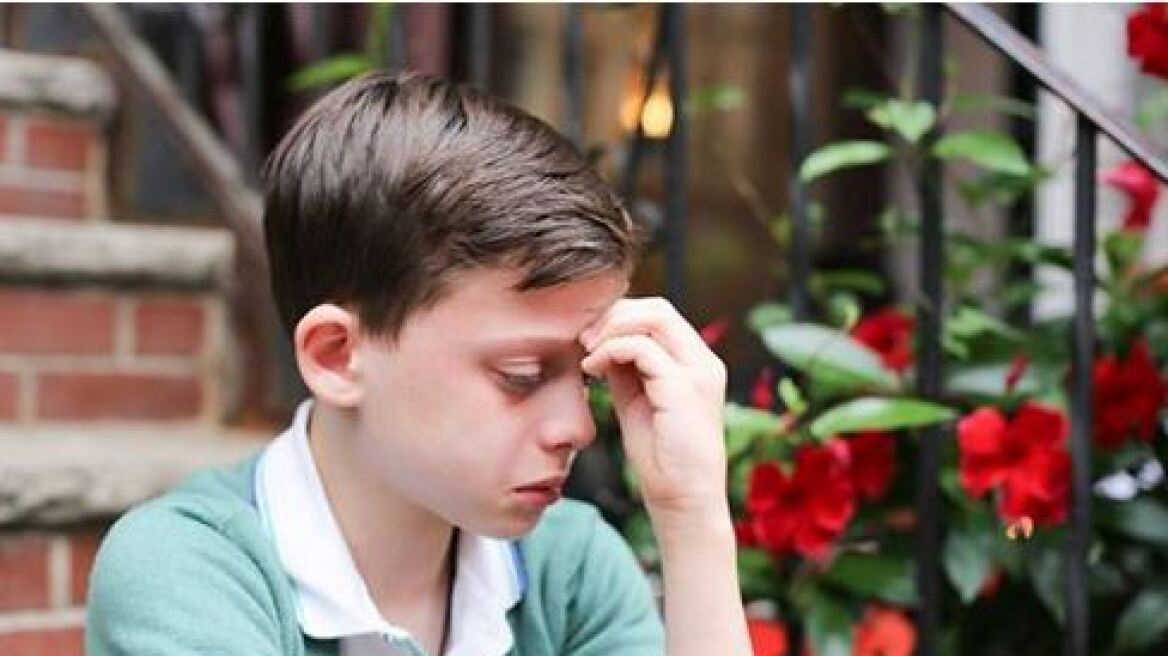 Η φωτογραφία του ομοφυλόφιλου εφήβου που κλαίει κάνει τον γύρο του κόσμου 