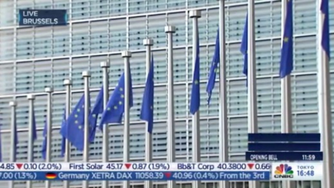 Οιωνός ή μήνυμα; Κατέβηκε σήμερα μία σημαία απ' τις 19 του Eurogroup στην έδρα της Κομισιόν!