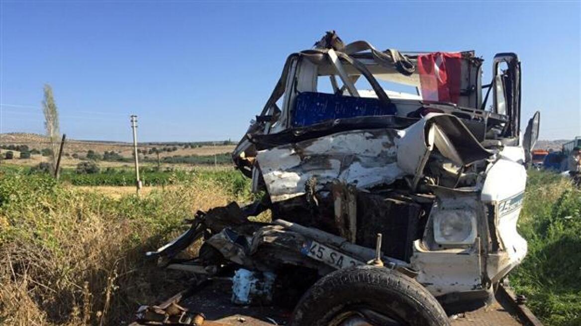 Τουρκία: 15 νεκροί από σύγκρουση νταλίκας με φορτηγό 
