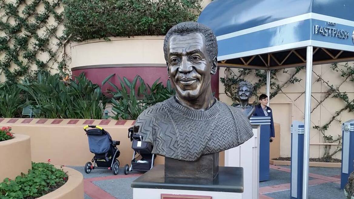Η Disney αποσύρει το άγαλμα του Μπιλ Κόσμπι 
