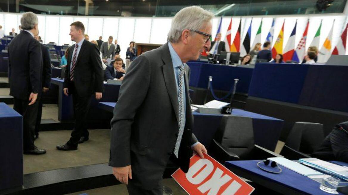 Φωτογραφία: Ο Γιούνκερ στο ευρωκοινοβούλιο με… πλακάτ του «όχι»