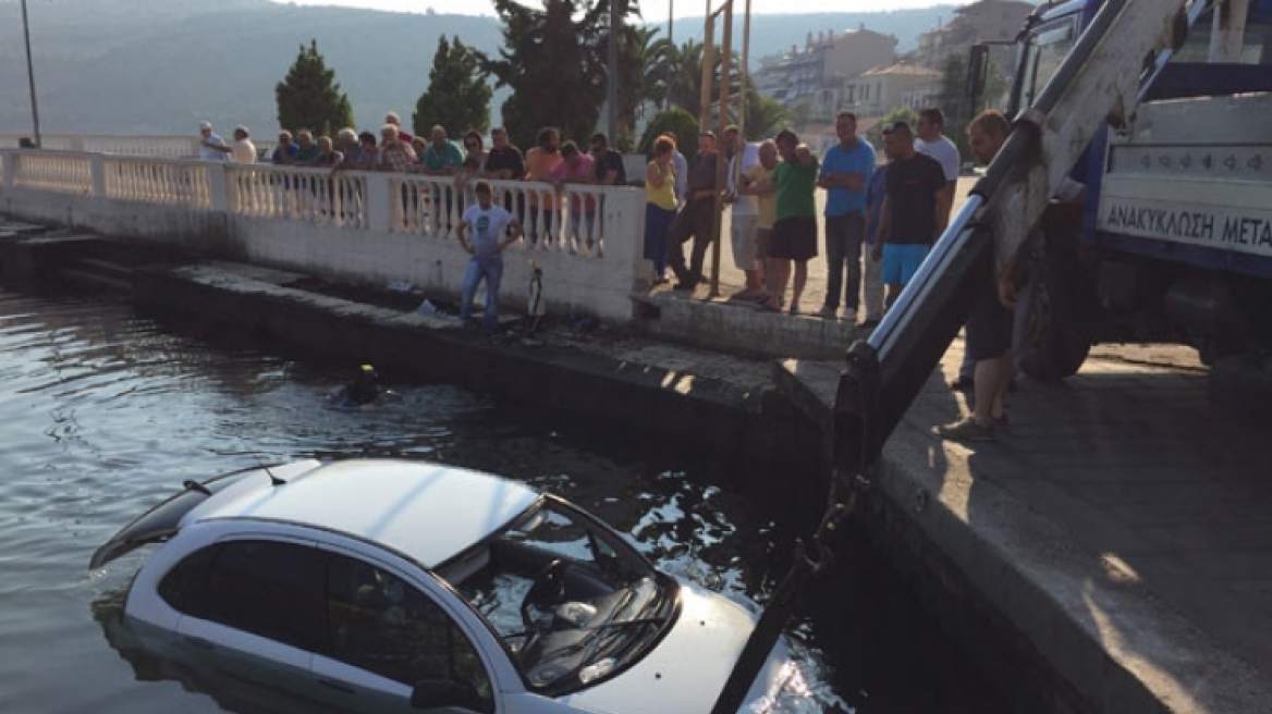 Αμφιλοχία: Τρεις γυναίκες «βούτηξαν» με το αυτοκίνητό τους στο λιμάνι
