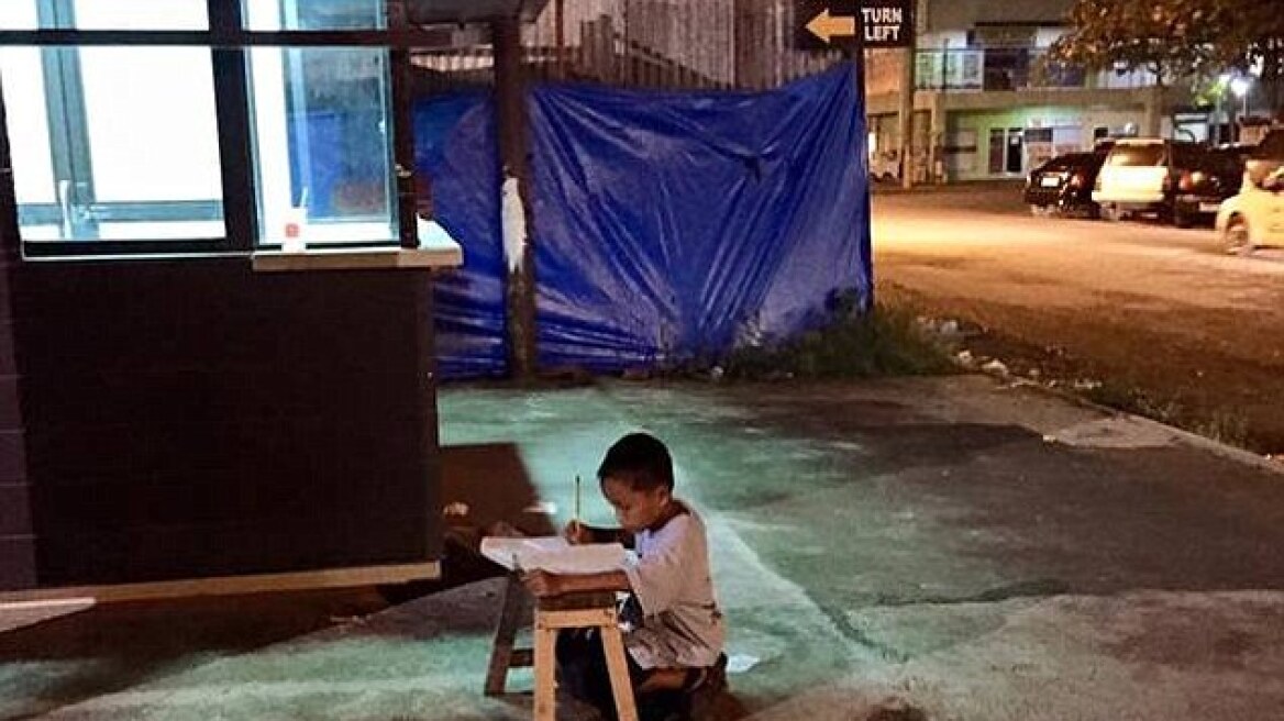Φιλιππίνες: Viral φωτογραφία ενός άστεγου παιδιού αλλάζει ριζικά τη ζωή του