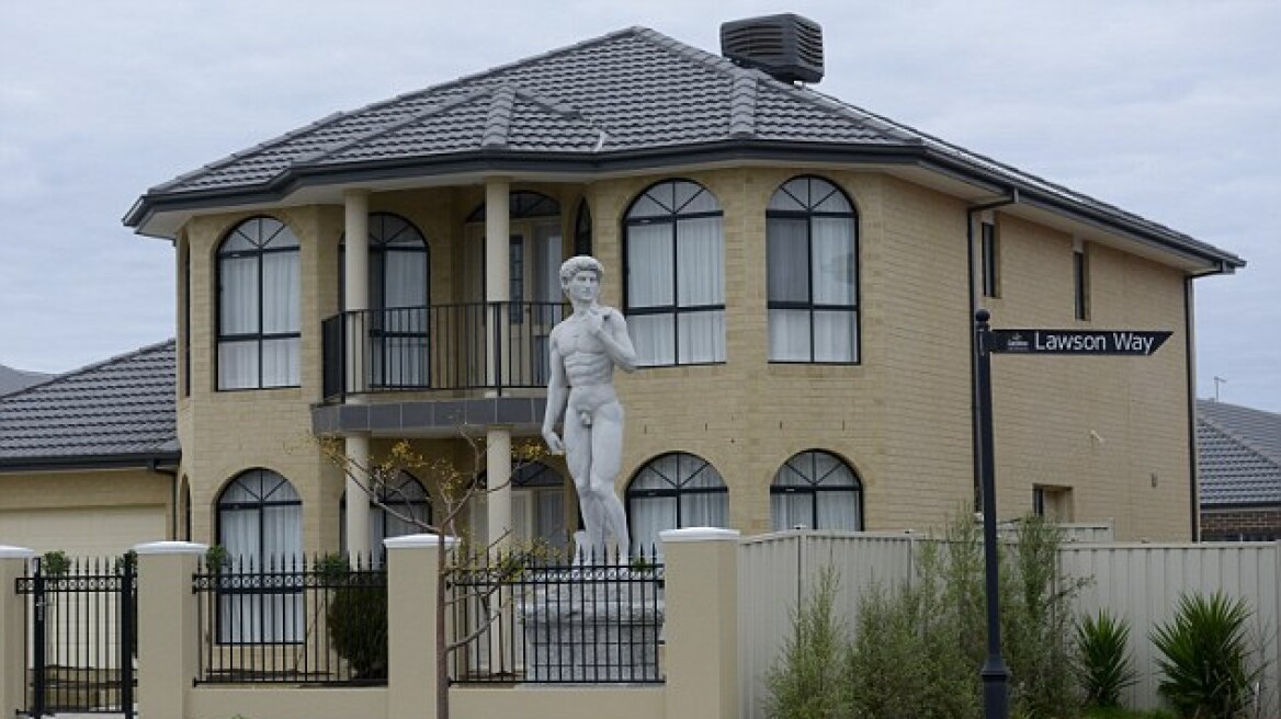 Τσιμεντένιο άγαλμα- αντίγραφο του Δαυίδ του Μιχαήλ Άγγελου σε γειτονιά της Μελβούρνης