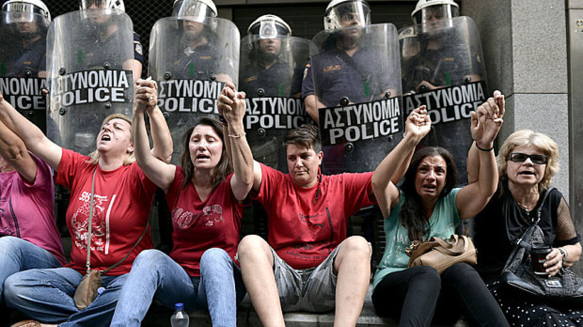 Guardian: Θα απολυθούν πάλι οι καθαρίστριες στην Αθήνα;