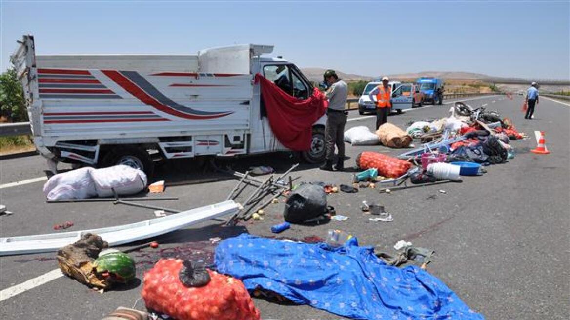 Τουρκία: Τρεις νεκροί και δεκατρείς τραυματίες μετά από ανατροπή φορτηγού