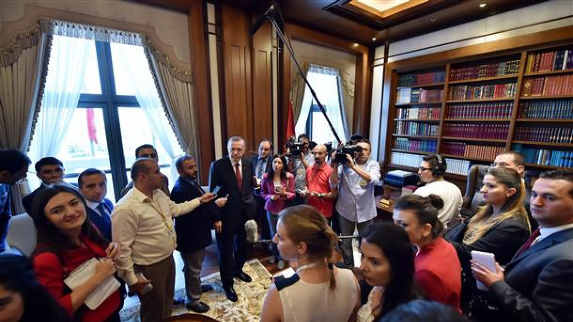 Τουρκία: Ο Ερντογάν ξεναγεί δημοσιογράφους στο παλάτι του!