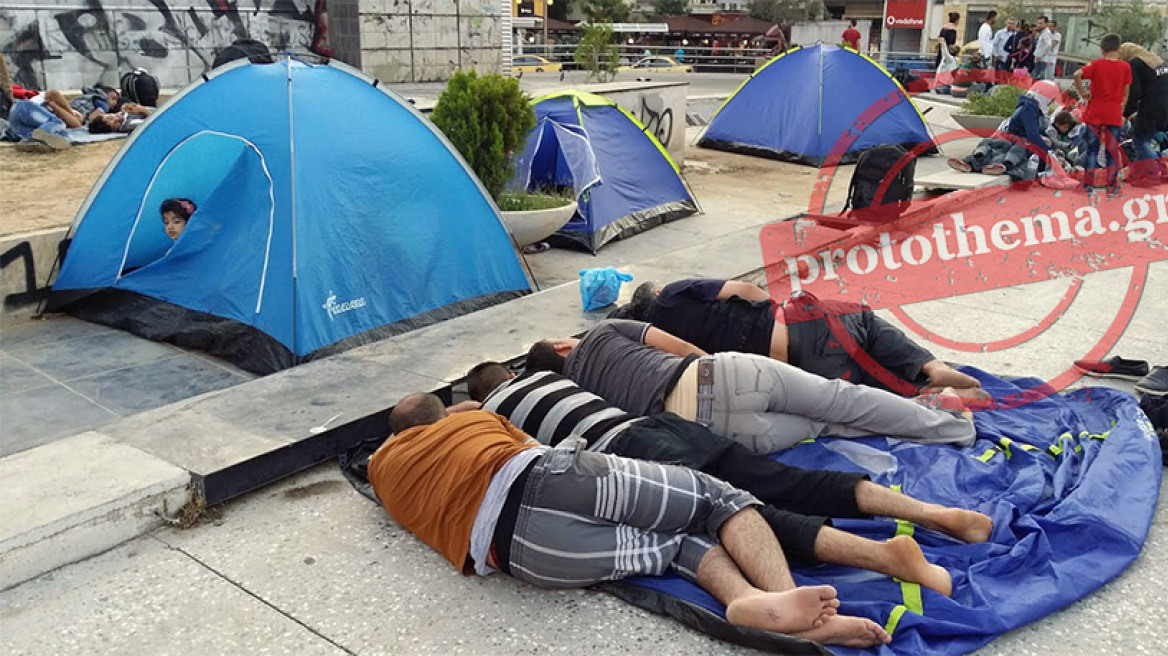 Μετανάστες από την Συρία έστησαν «καταυλισμό» στην πλατεία Ομόνοιας