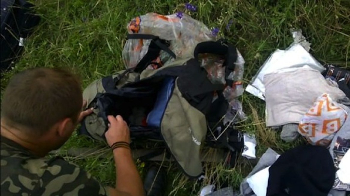 Ουκρανία: Στη δημοσιότητα βίντεο με τη λεηλασία των αποσκευών της πτήσης MH17