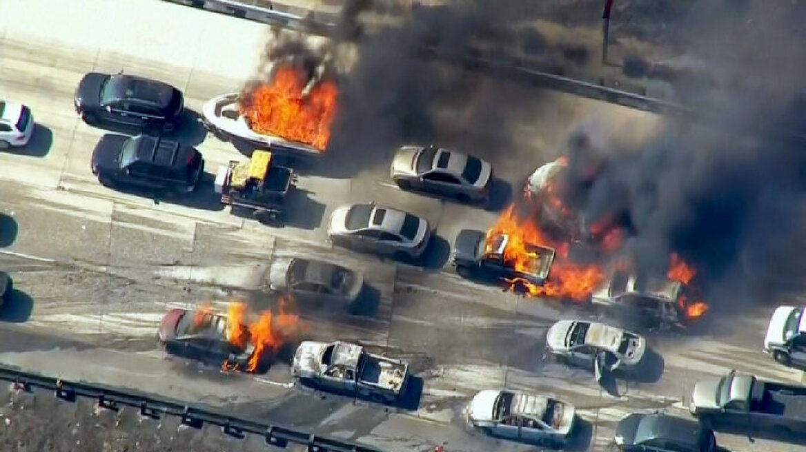 ΗΠΑ: Μεγάλη πυρκαγιά κατέκαψε 20 οχήματα σε αυτοκινητόδρομο