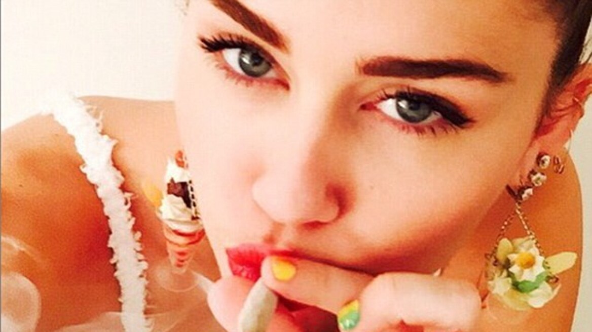 Με... ύποπτο τσιγάρο και μαγιό πoζάρει η Miley Cyrus στο Instagram