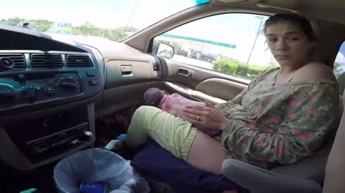 Βίντεο: Γυναίκα γεννάει αγοράκι μέσα σε αυτοκίνητο