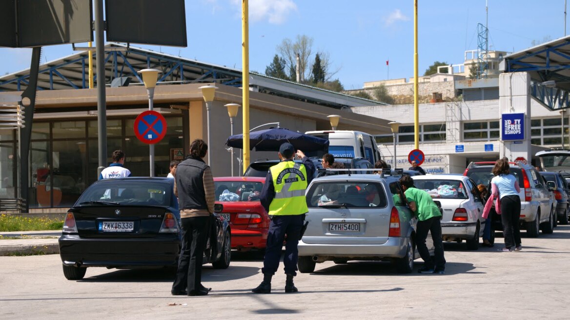  Ελληνίδα συνελήφθη ενώ προσπαθούσε να βγάλει λεφτά στην Αλβανία