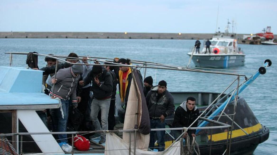 Σητεία: Πείστηκαν οι μετανάστες να κατέβουν από το πλοίο