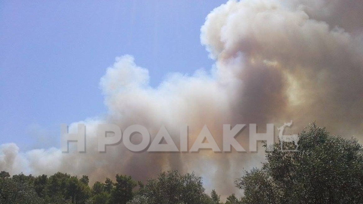 Ρόδος: Ανεξέλεγκτη η πυρκαγιά - Φθάνουν ενισχύσεις από την Αθήνα