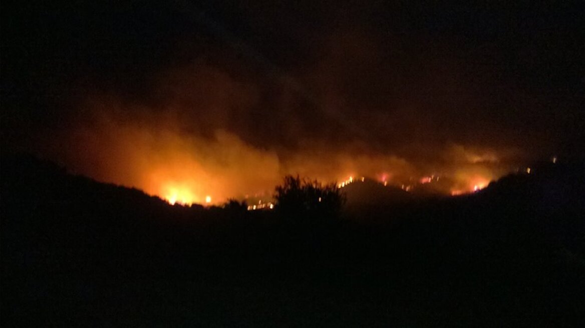Μεγάλη φωτιά μέσα στη νύχτα στη Σαμοθράκη: Απειλούνται βενζινάδικο και κατοικίες