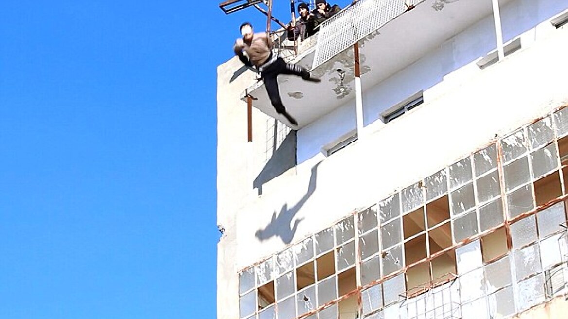 Φωτογραφίες φρίκης: Τζιχαντιστές πετούν ομοφυλόφιλο από ψηλό κτήριο