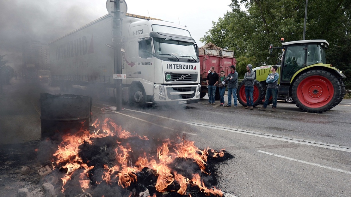 Γαλλία: Αγρότες μπλόκαραν περισσότερες από 400 νταλίκες από Γερμανία και Ισπανία