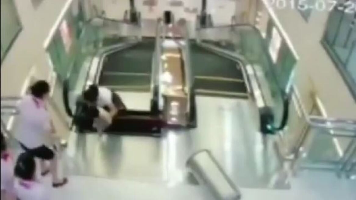 Κίνα: Tην «κατάπιαν» οι κυλιόμενες σκάλες αλλά πρόλαβε να σώσει τον γιο της 