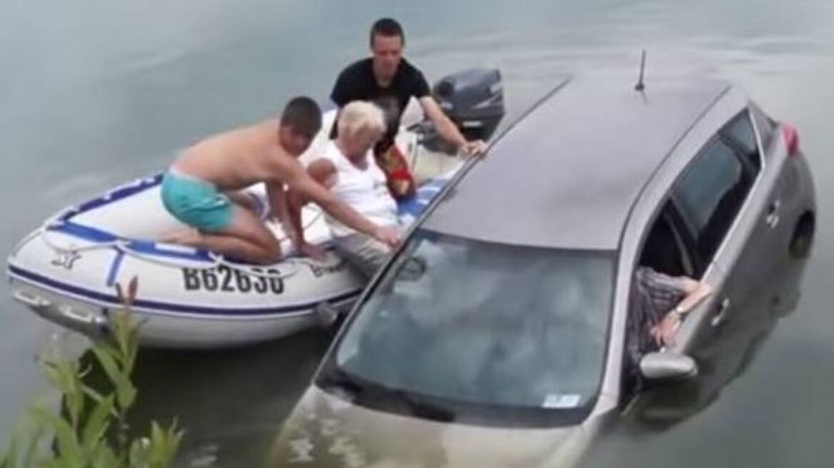 Καρέ-καρέ η διάσωση ηλικιωμένων από αυτοκίνητο που «βούτηξε» σε λίμνη