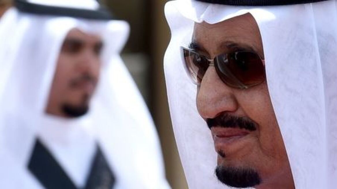 Ο βασιλιάς της Σαουδικής Αραβίας πήγε στην θάλασσα με τον...θρόνο του!