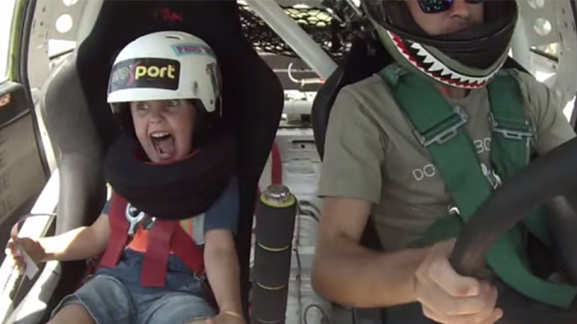 Βίντεο: Πατέρας οδηγός αγώνων βγάζει το γιο του μια... διαφορετική βόλτα 