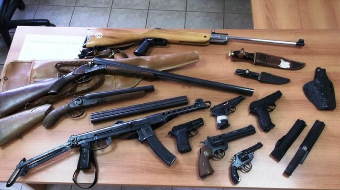 Δεκάδες όπλα εντοπίστηκαν σε επιχείρηση της Ασφάλειας Πατρών