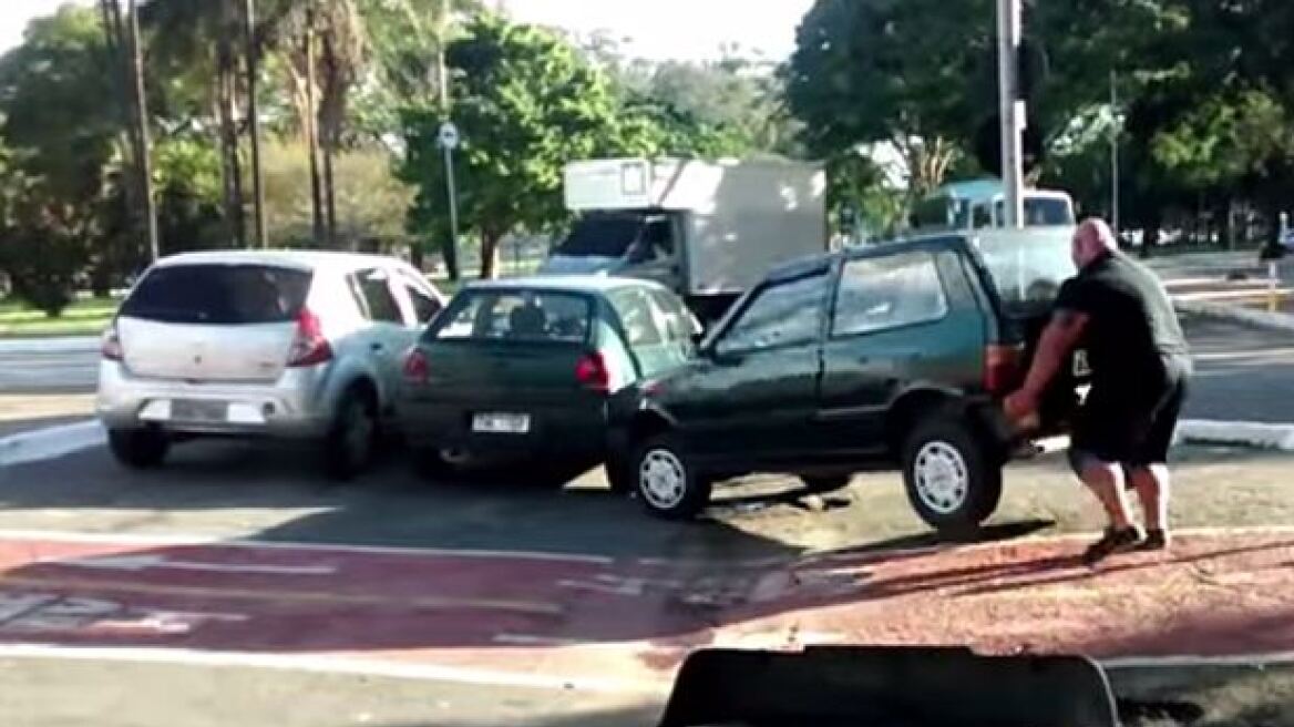 Βίντεο: Σηκώνει με τα χέρια αυτοκίνητο και το απομακρύνει από ποδηλατόδρομο