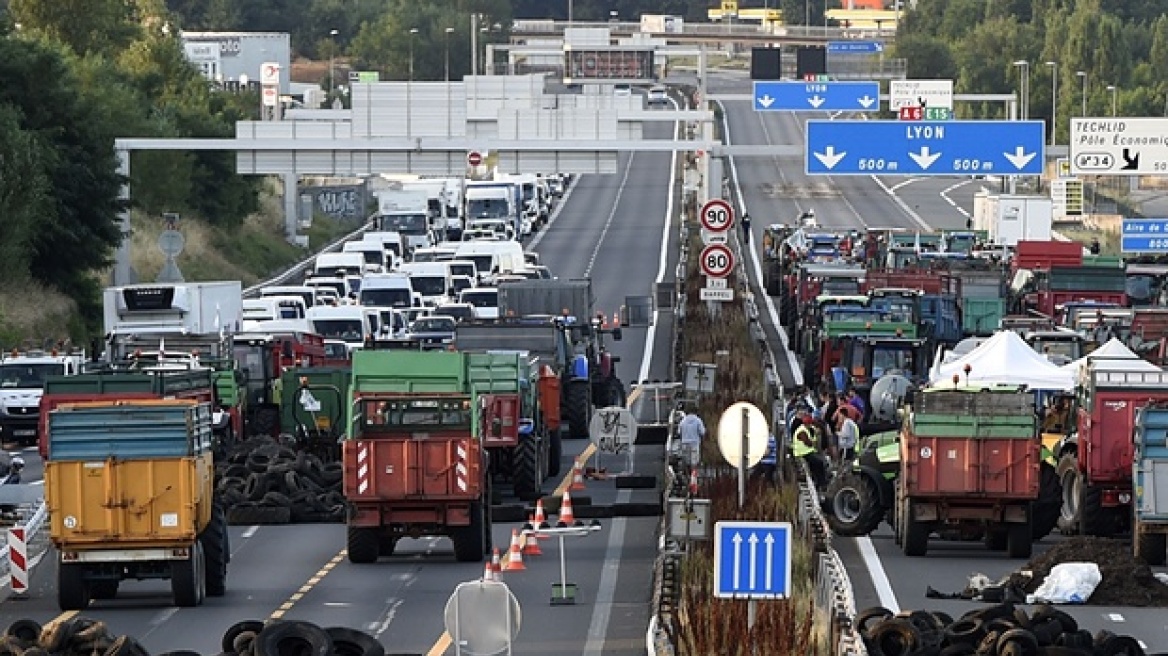 Βέλγιο: Κλείνουν τους δρόμους οι αγρότες διαμαρτυρόμενοι για τις χαμηλές τιμές