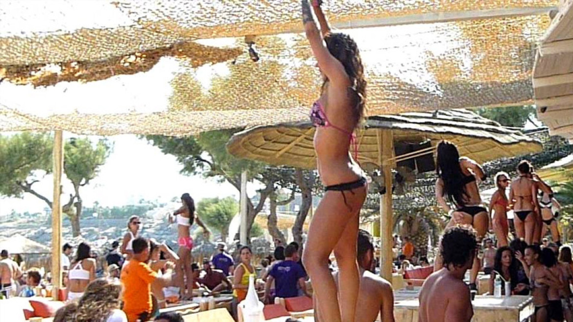 Το υπουργείο Οικονομικών απαγορεύει τα beach party και τη δυνατή μουσική!
