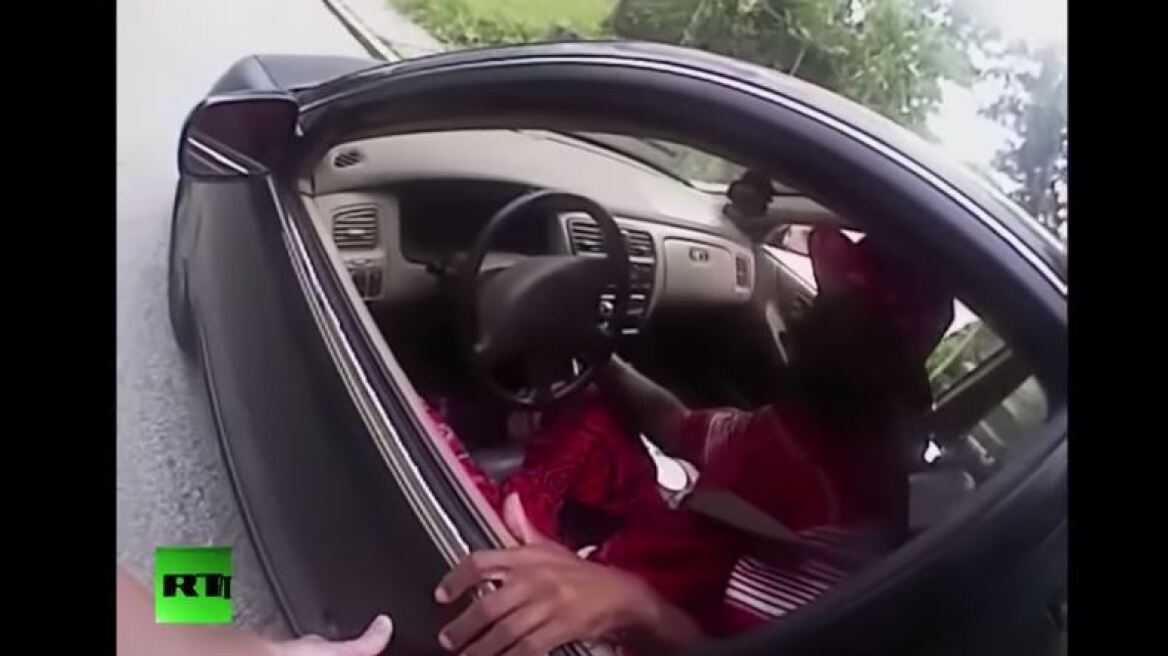 Βίντεο-σοκ: Αστυνομικός πυροβολεί στο κεφάλι οδηγό αυτοκινήτου κατά τη διάρκεια ελέγχου