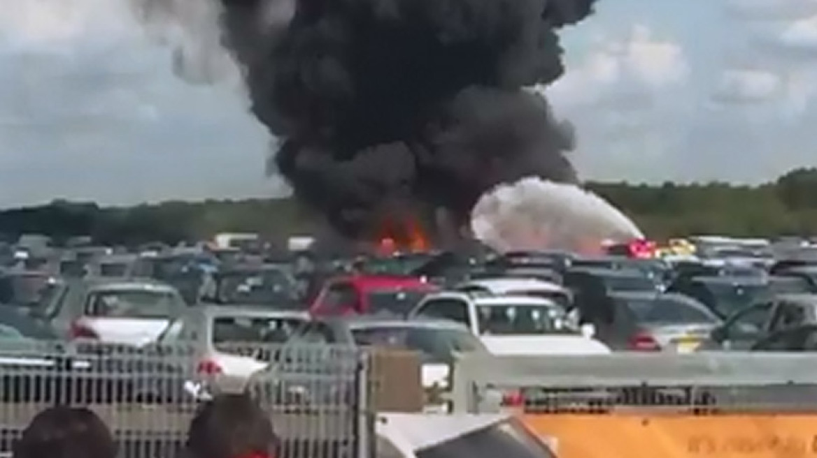 Βίντεο: Αεροπλάνο πέφτει σε παρκαρισμένα αυτοκίνητα - Τέσσερις νεκροί