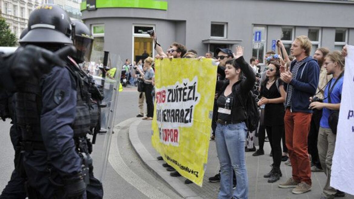 Τσεχία: Δακρυγόνα κατά εξέγερσης μεταναστών σε κέντρο κράτησης