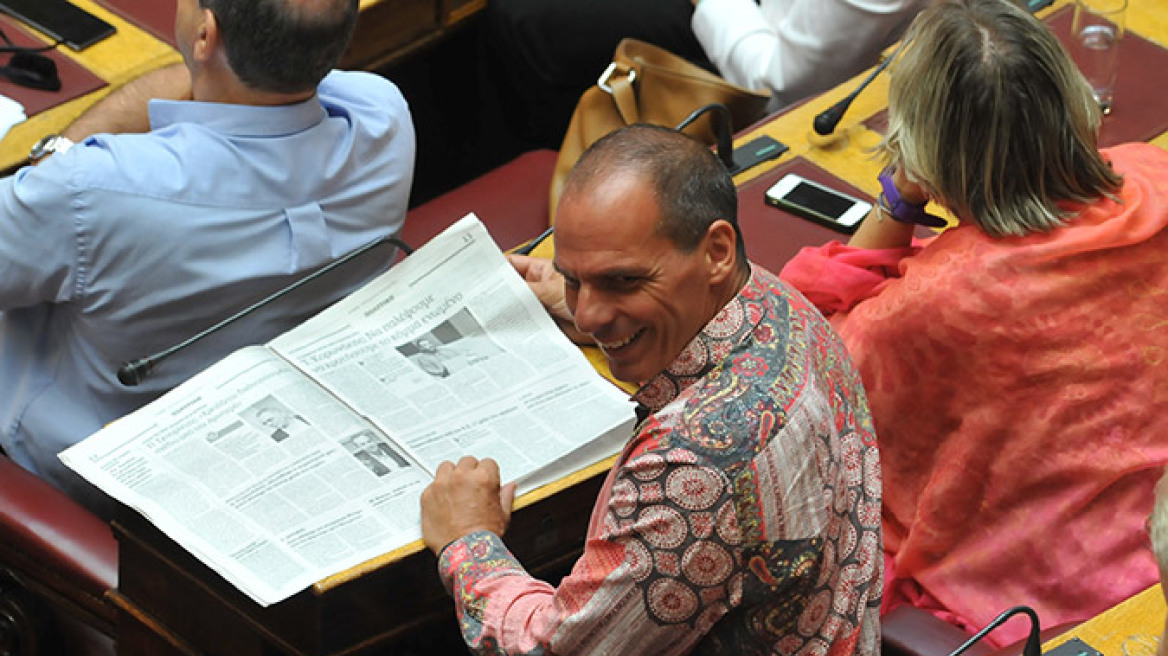 Βαρουφάκης: Διέλυσε την οικονομία και πήγε με το... λαχούρι στη Βουλή