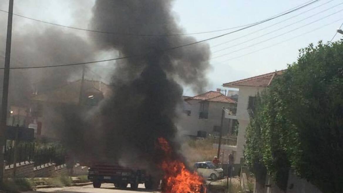Φωτογραφίες: Αυτοκίνητο τυλίχθηκε στις φλόγες στα Γιάννενα
